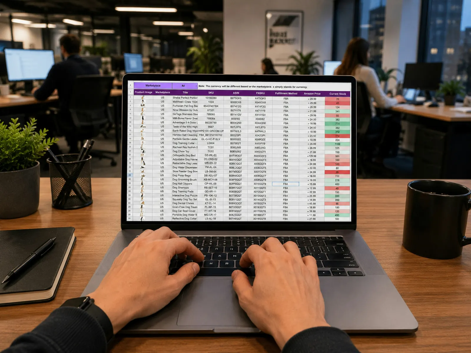 Mãos digitando em notebook com planilha de controle de estoque na tela