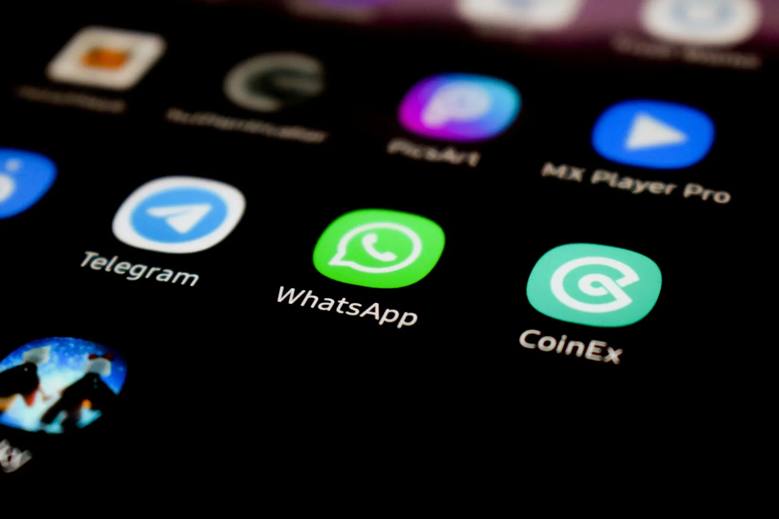 Tela de smartphone com o ícone do aplicativo WhatsApp em destaque