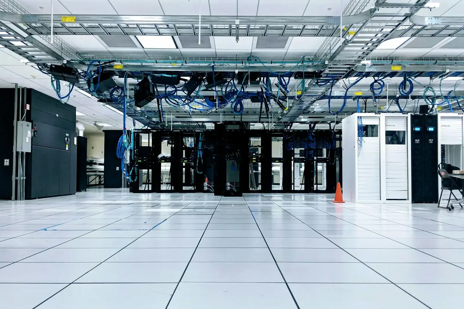 Corredor de um data center com fileiras de racks de servidores