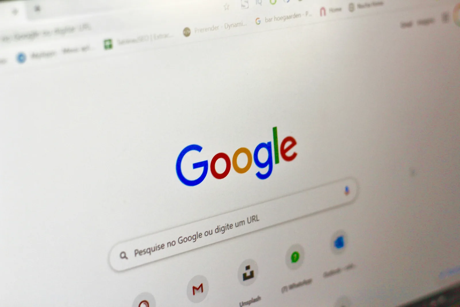 Tela de computador exibindo a página inicial do Google com a barra de pesquisa