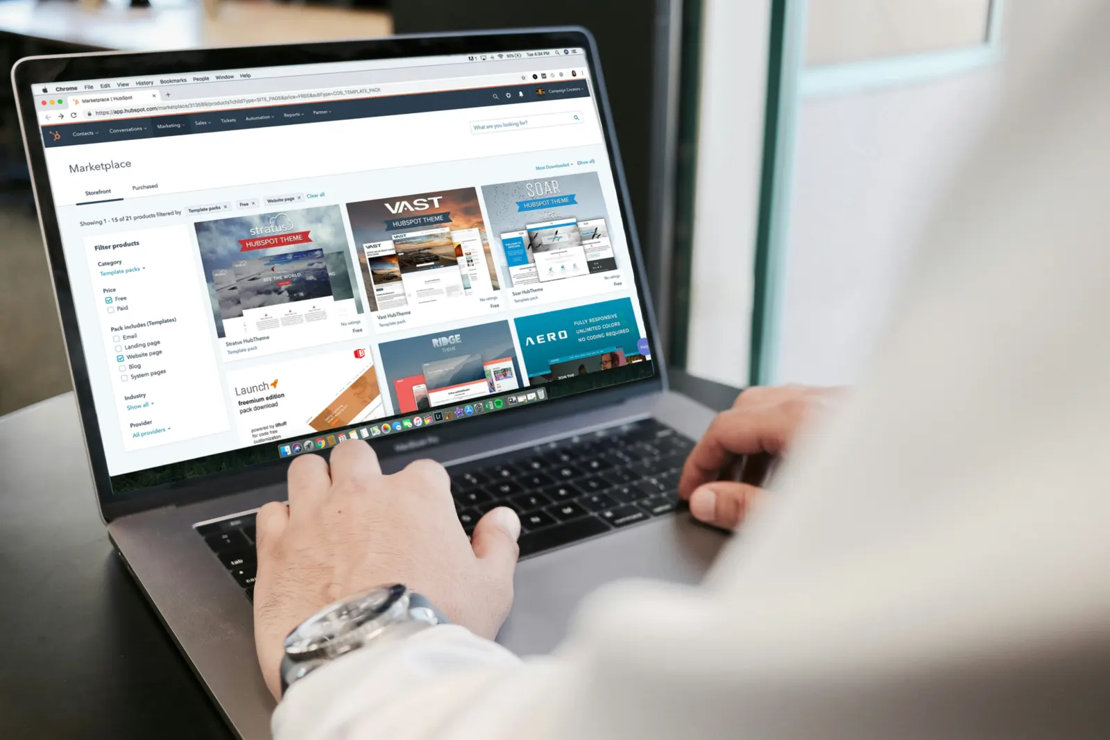 Pessoa trabalhando em um notebook com um site aberto na tela