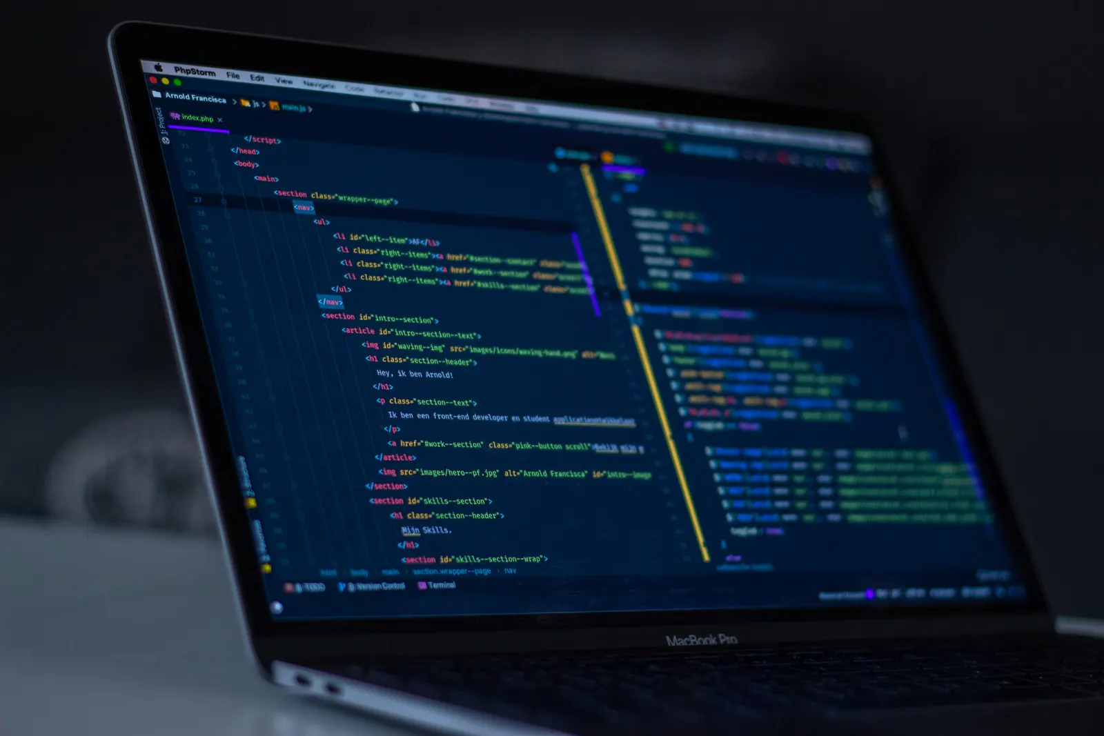 Tela de notebook mostrando linhas de código de um site em desenvolvimento