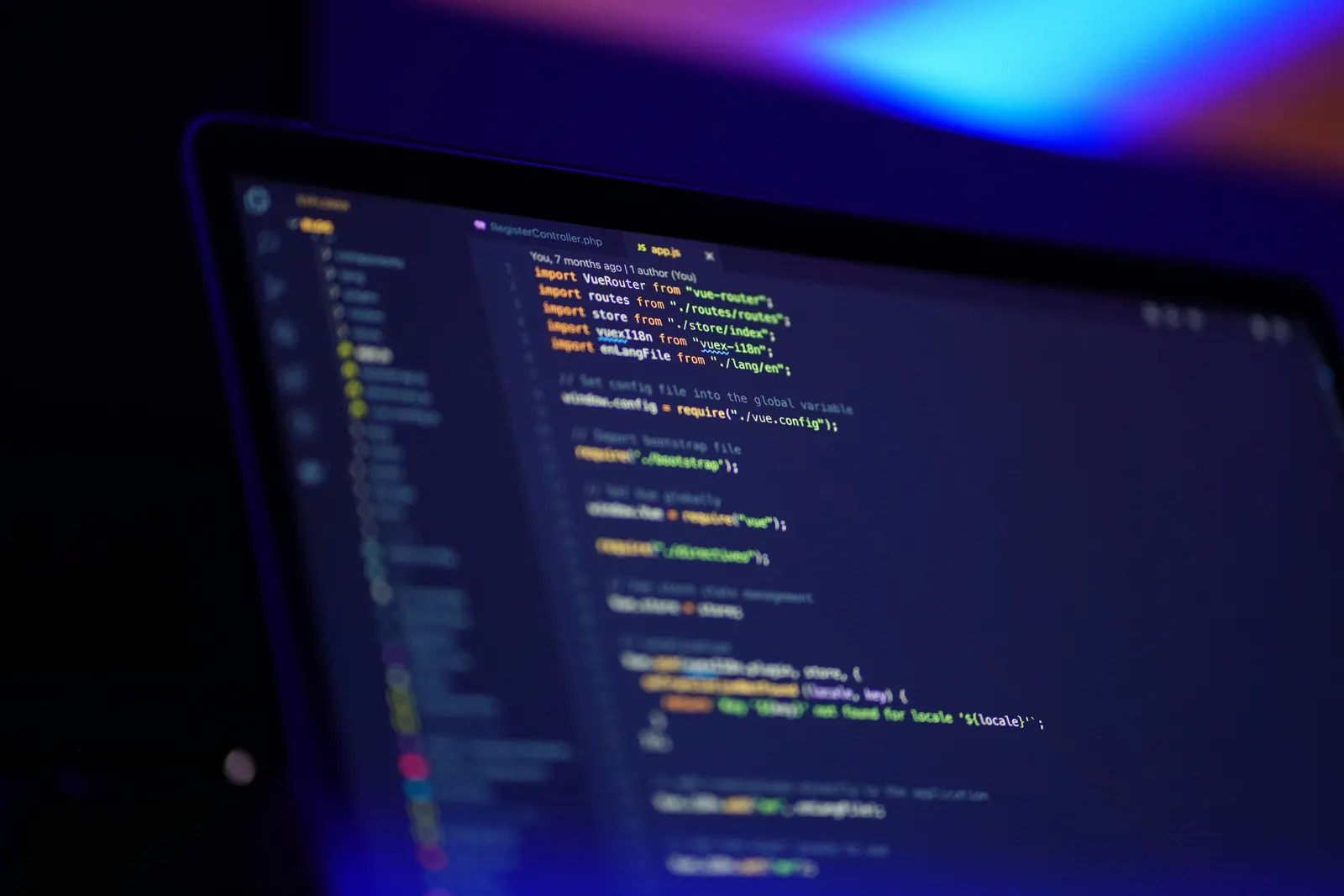 Tela de notebook exibindo código-fonte colorido em ambiente escuro